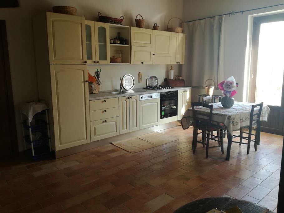 Luminoso soggiorno con cucina