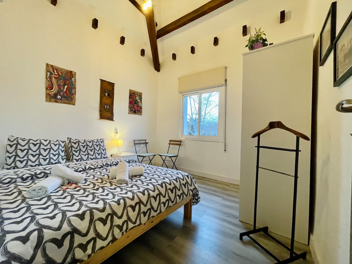 Spálňa Vlastná izba s manželskou posteľou a výhľadom do záhrady a parku. 
Vybavené matracom, skrinkami a vešiakmi, uterákmi, šampónom atď. Kúrenie, prenosná klimatizácia, ventilátor, nabíjačka pre smartfóny…