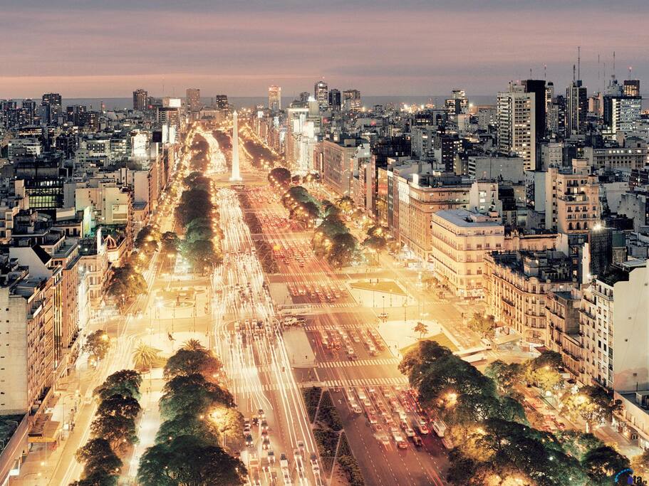 La Av. 9 de Julio está a 100 metros del departamento.