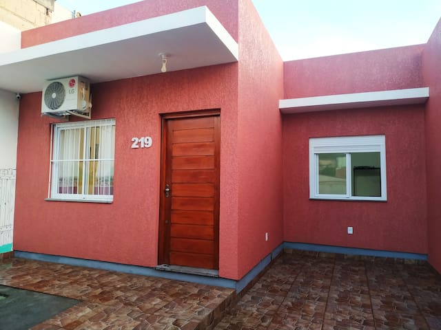 Entire home with 1 bedrooms in Porto Alegre - PORTO ALEGRE, LINDA CASA, 1 DORM e GARAGEM💏