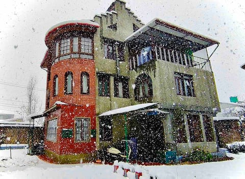 Warm & cozy place for homely experience in kashmir