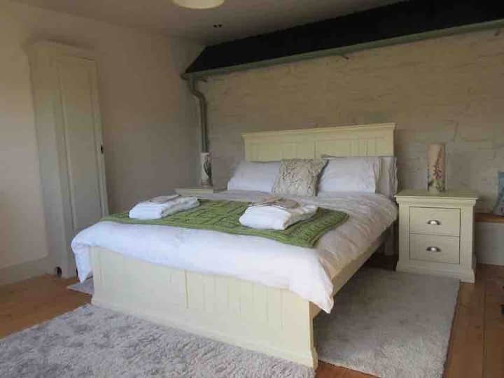 غرفة نوم في ملحق جديد.