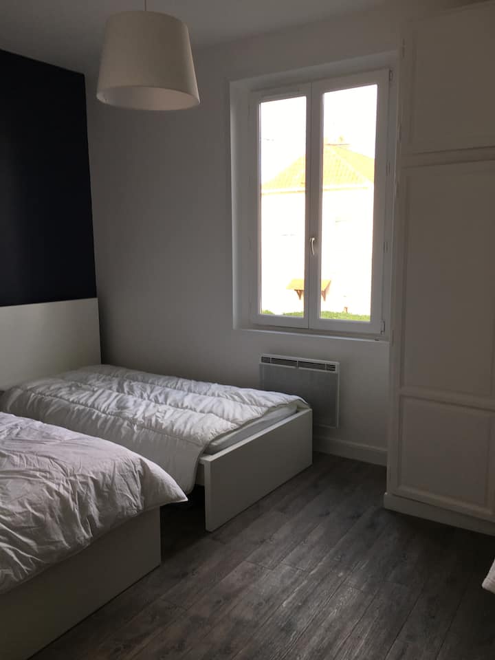 חדר שינה שני עם שתי מיטות 90*200 ס"מ וכיור עם מראה