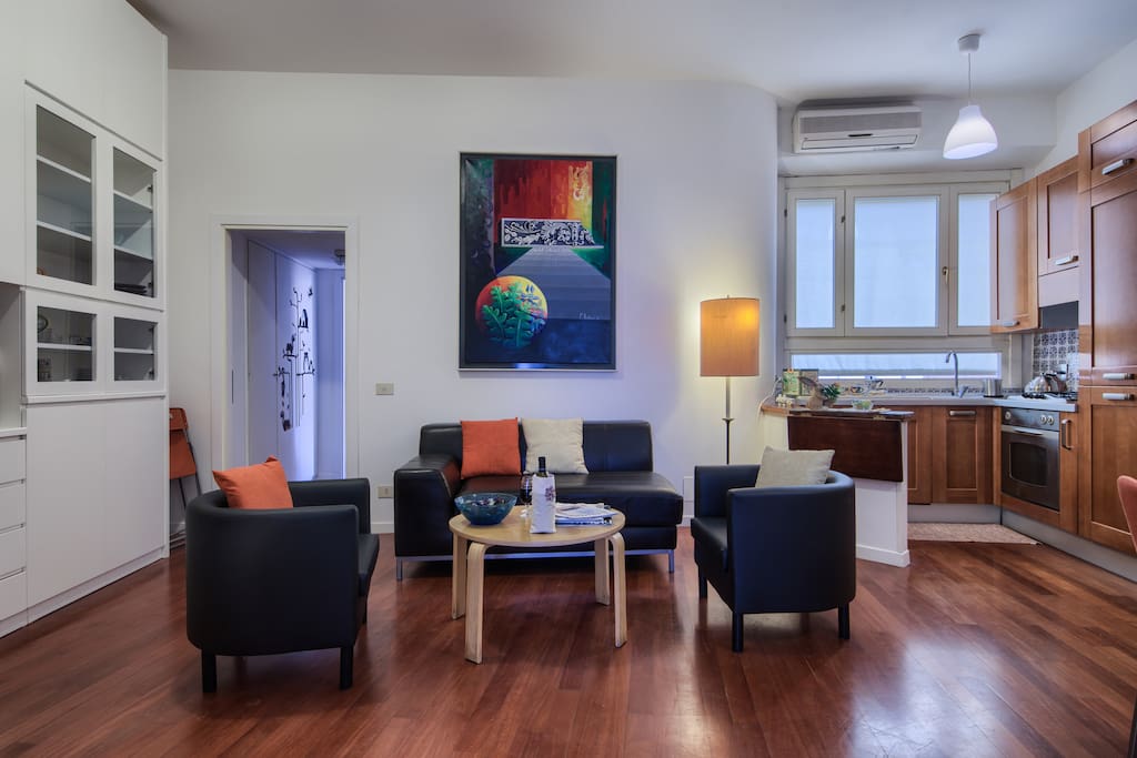Soggiorno con angolo cottura e lavastoviglie/ living room with kitchenette and dishwasher
