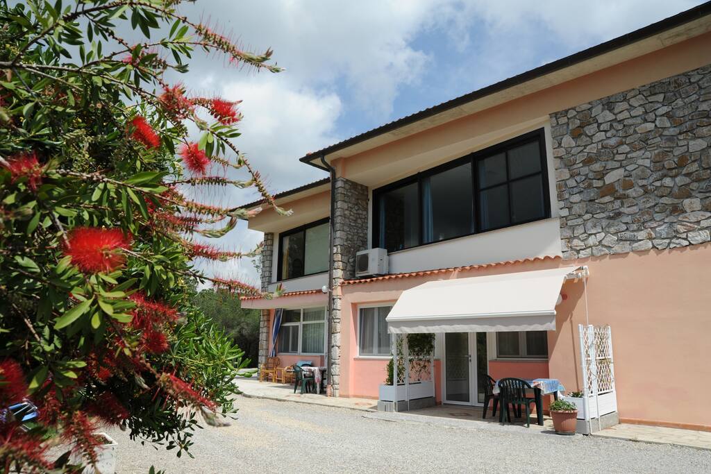 ingresso e spazio esterno