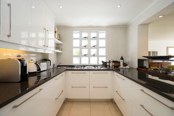 Secure Upmarket House with Great Views gallery image 2