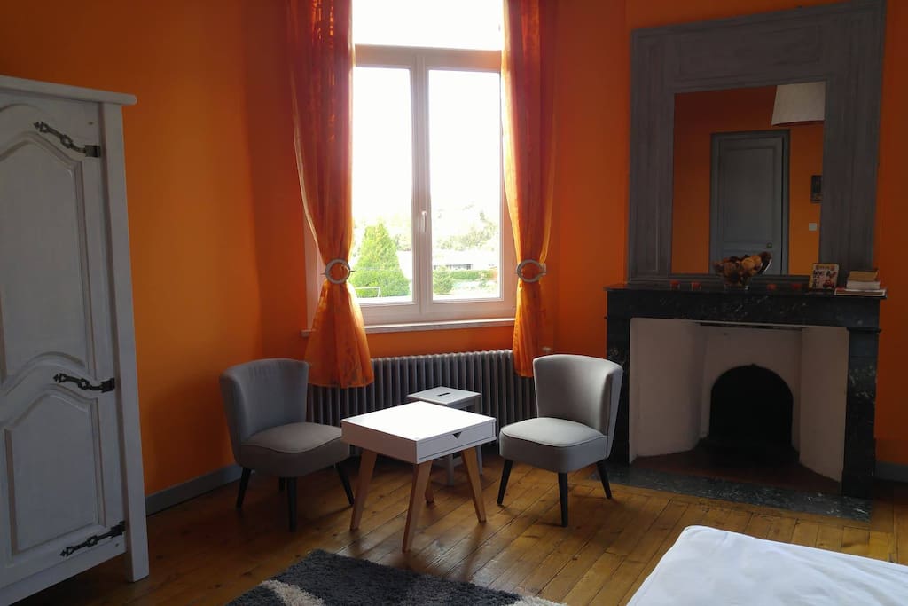 Coin cosy avec vue sur le jardin dans la chambre