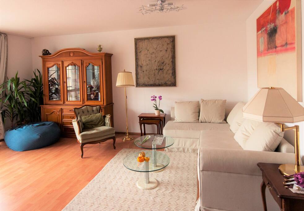 Wohnzimmer mit großem ausziehbarem Sofa für 2 Personen