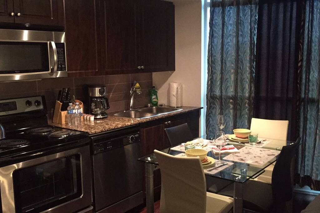 Kitchen (with dinning table)