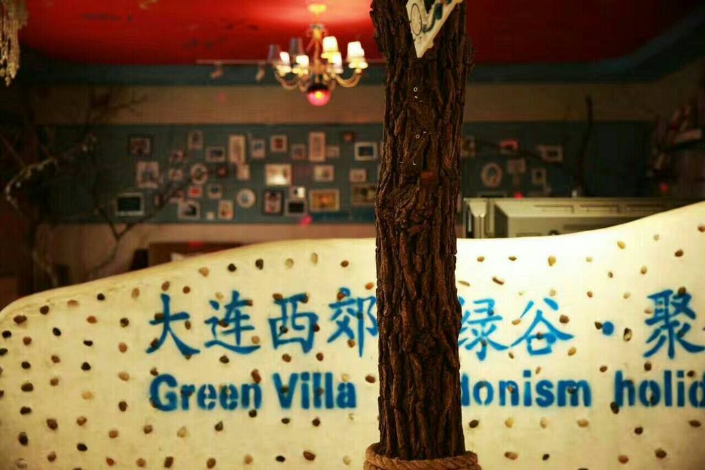 这是一楼进门口往里走可以看见的装饰,