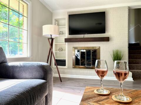New Modern Lux Large Home 10MIN Downtown Sleeps 12