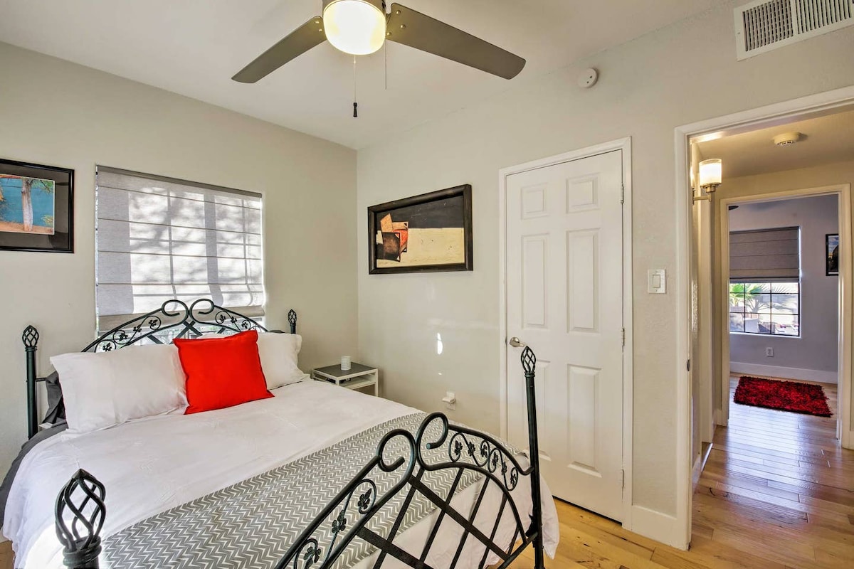 1e slaapkamer met queensize bed