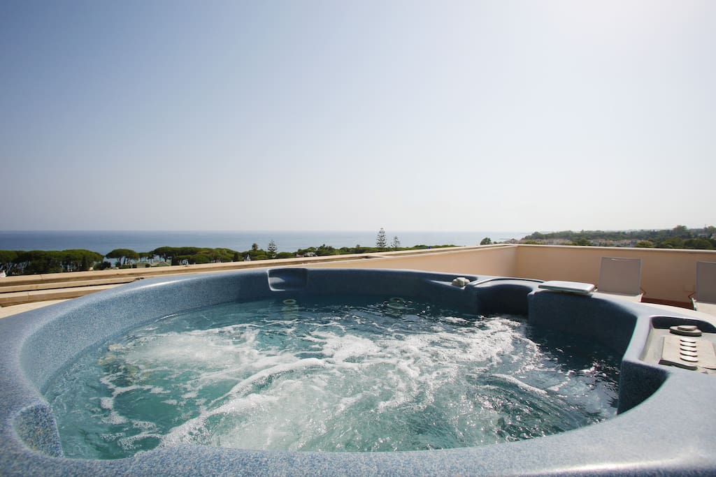 Jacuzzi in the solarium