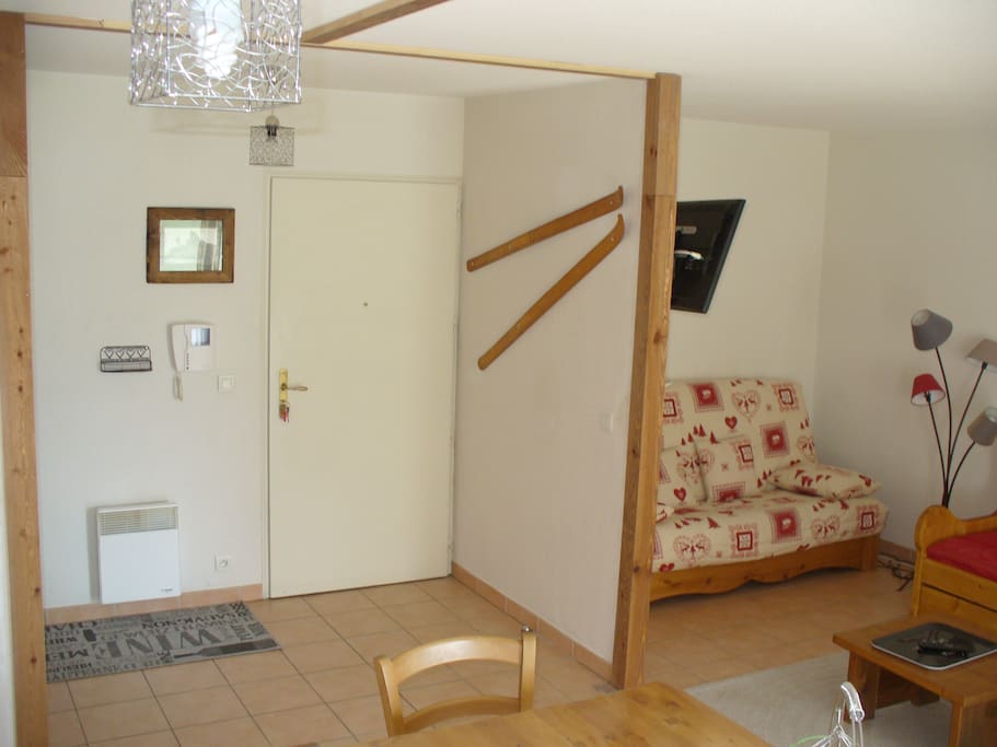 Entrée de l'appartement + aperçu de l'espace salon (2 places possibles dans clic-clac)