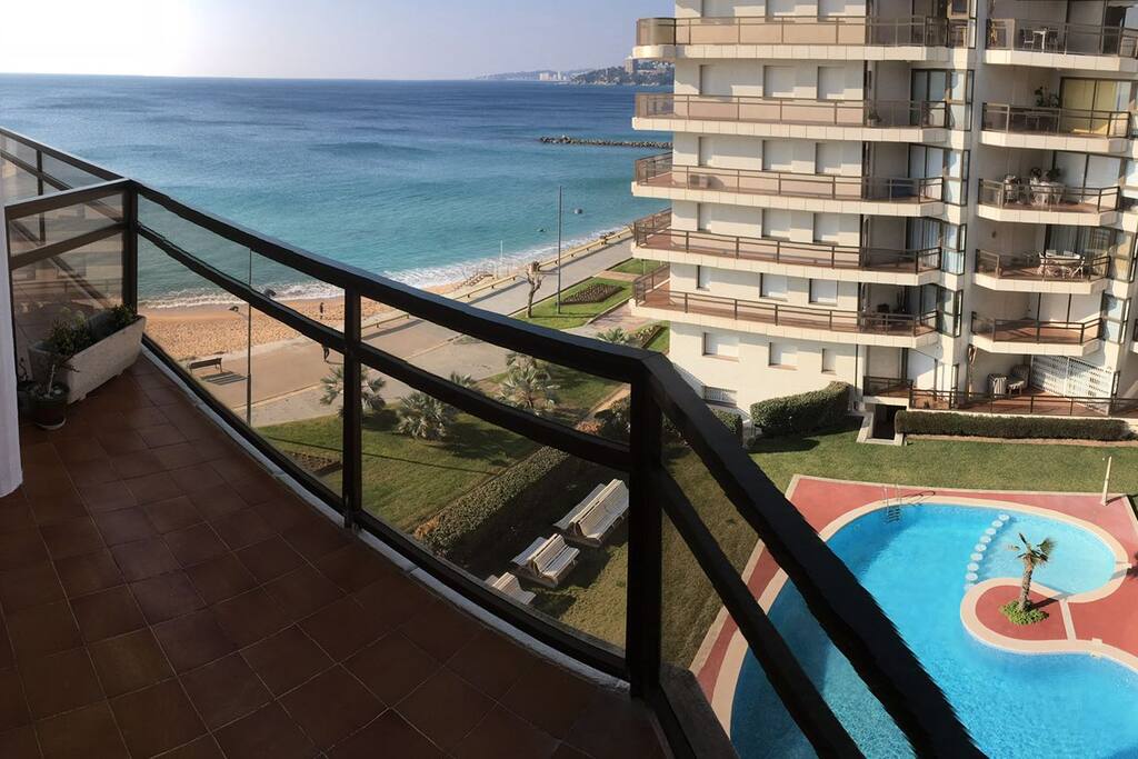 Seafront apartment with pool and parking