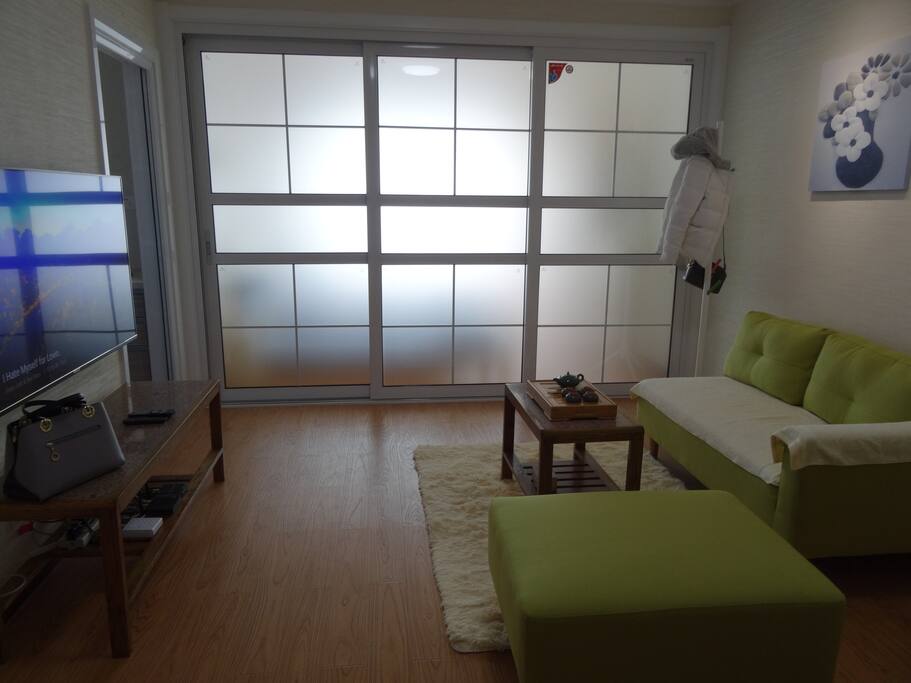 客厅与卧室双层推拉门相隔,营造出密闭的私人空间
