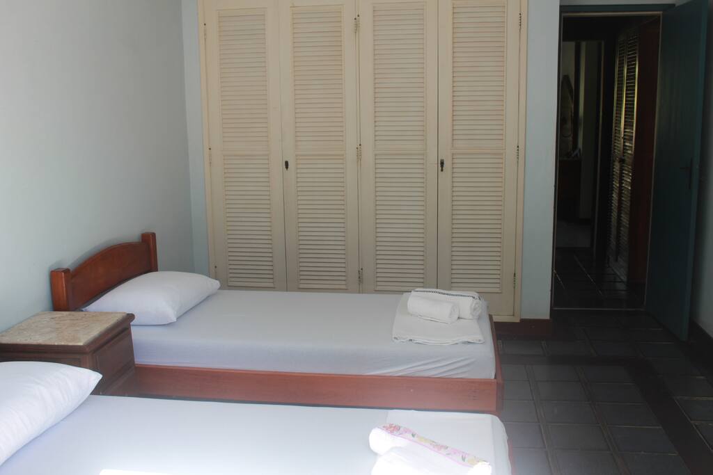 QUARTO SOLTEIRO COM VARANDA