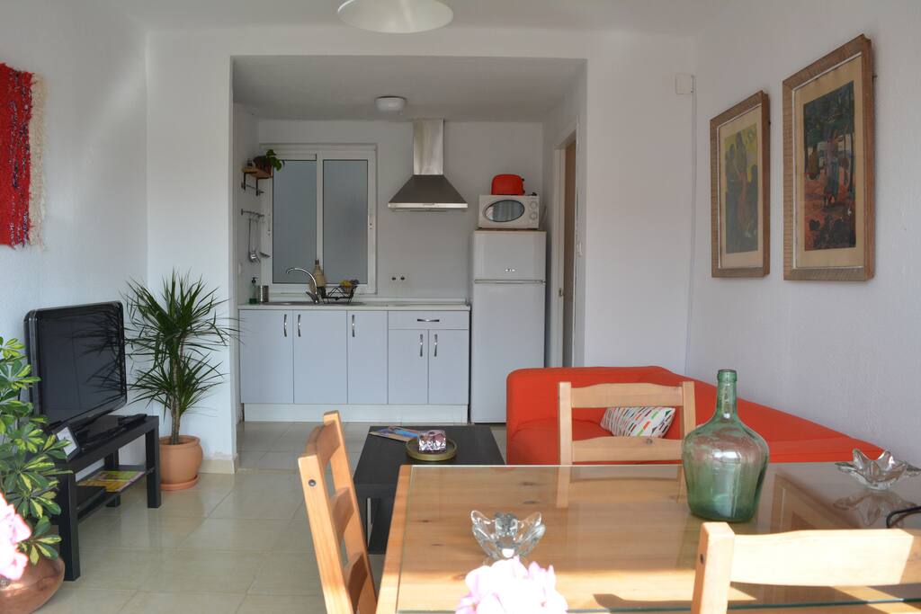 Salón comunicado con la cocina.