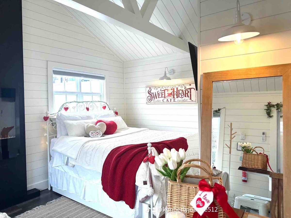 Vaulted Tiny House w/hot tub Houses for Rent in Cupids, Newfoundland