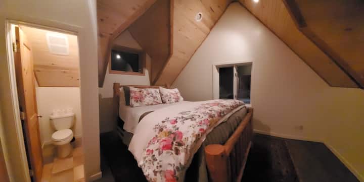 อพาร์ทเมนท์โบนัสเช่นยูนิตเหนือโรงรถพร้อมเตียงควีนไซส์ซาวน่าอบไอน้ำ/ฝักบัวอาบน้ำและพื้นที่ครัวขนาดเล็ก ทีวีเฟรม 50 "และห้องน้ำส่วนตัว เข้าถึงได้จากบันไดด้านนอกหรือผ่านแคทวอล์คจากห้องนอนหลักของบ้าน