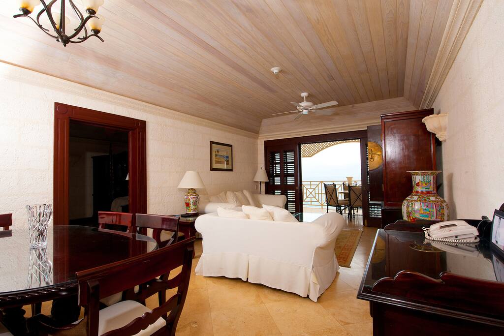 Sumptuous lounge