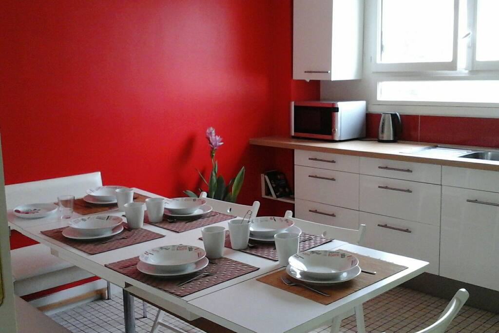 Salle à manger donnant sur la cuisine à droite.