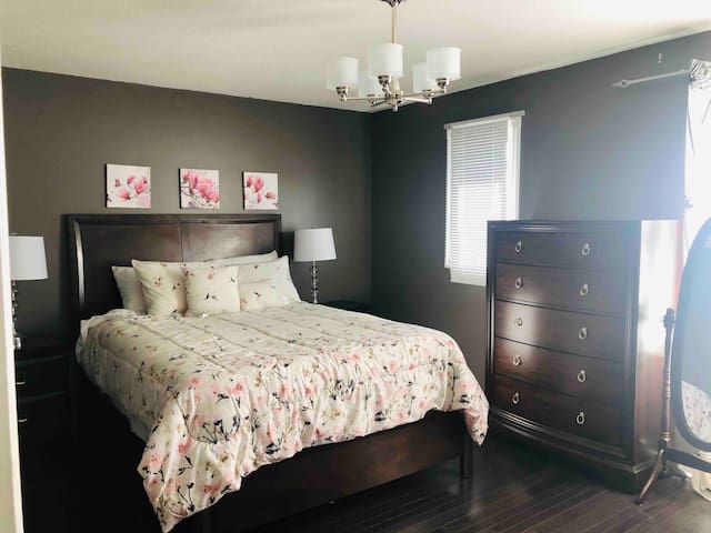 Entire Single House – 15 min from Downtown