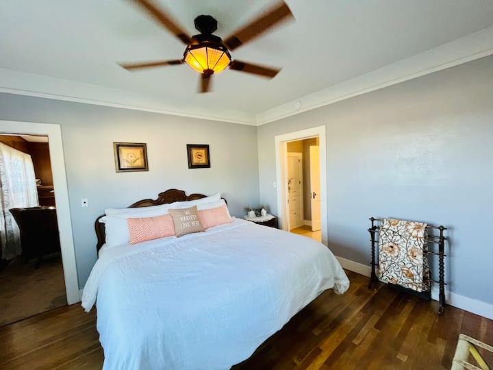 استمتع براحتك مع سرير نوم بحجم كينج في غرفة النوم بالطابق الرئيسي. 