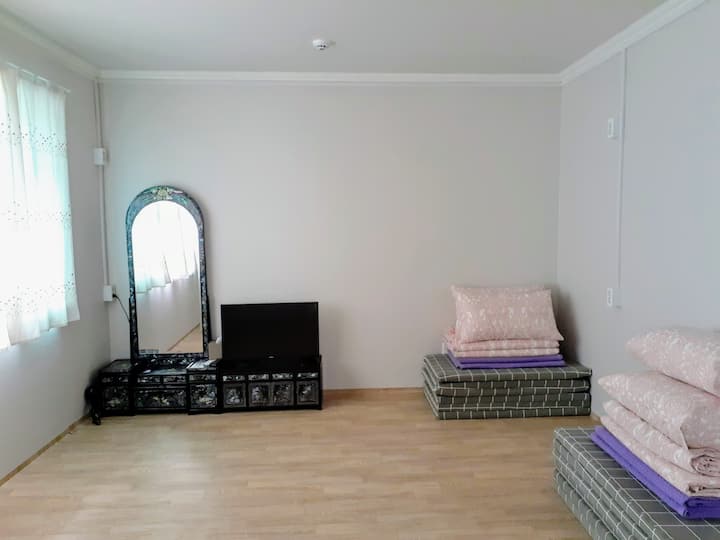 Dhoma 201. Dhoma është e bollshme.