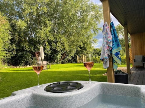 Stylish Rural Retreat: Hot Tub, Log Fire & Garden