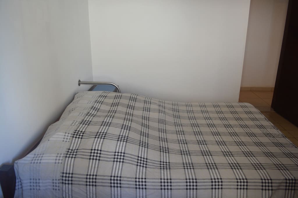 Quarto casal com barra de apoio lateral