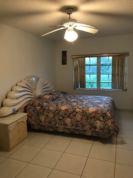 Guest Room Lit