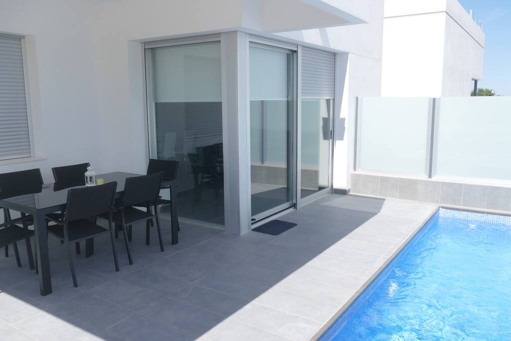 Terrasse donnant sur piscine