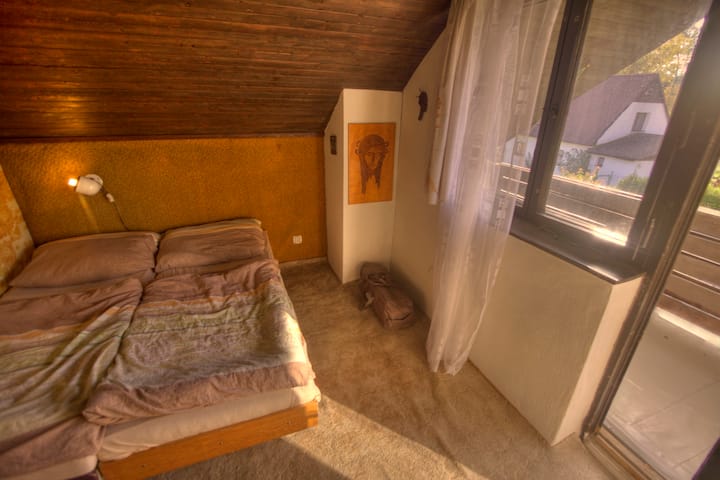 Საძინებელი I აივნითა და წინა ეზოთი