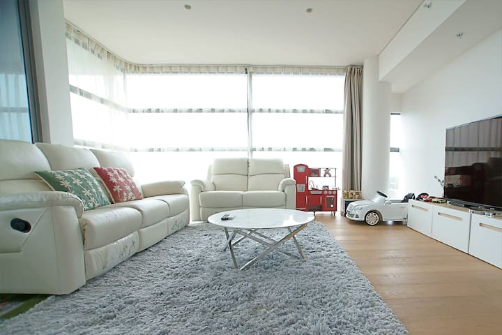 Crows Nest Family Apartment - 10 mins to CBD