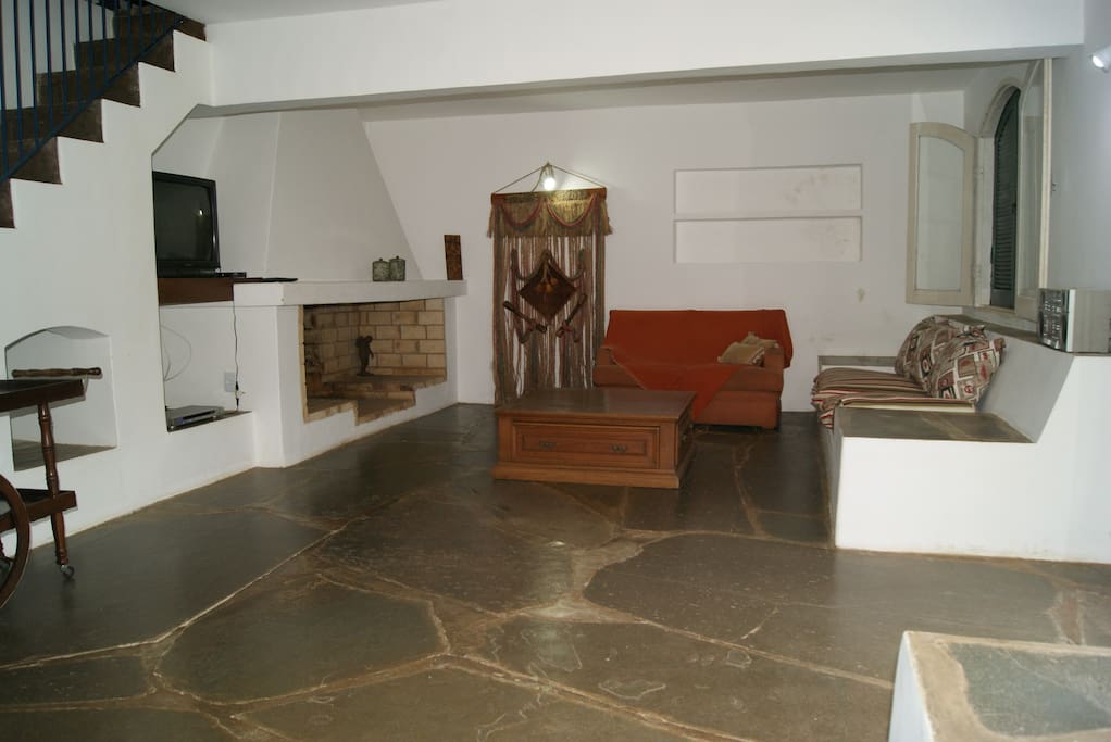 sala de estar com ampla lareira e TV