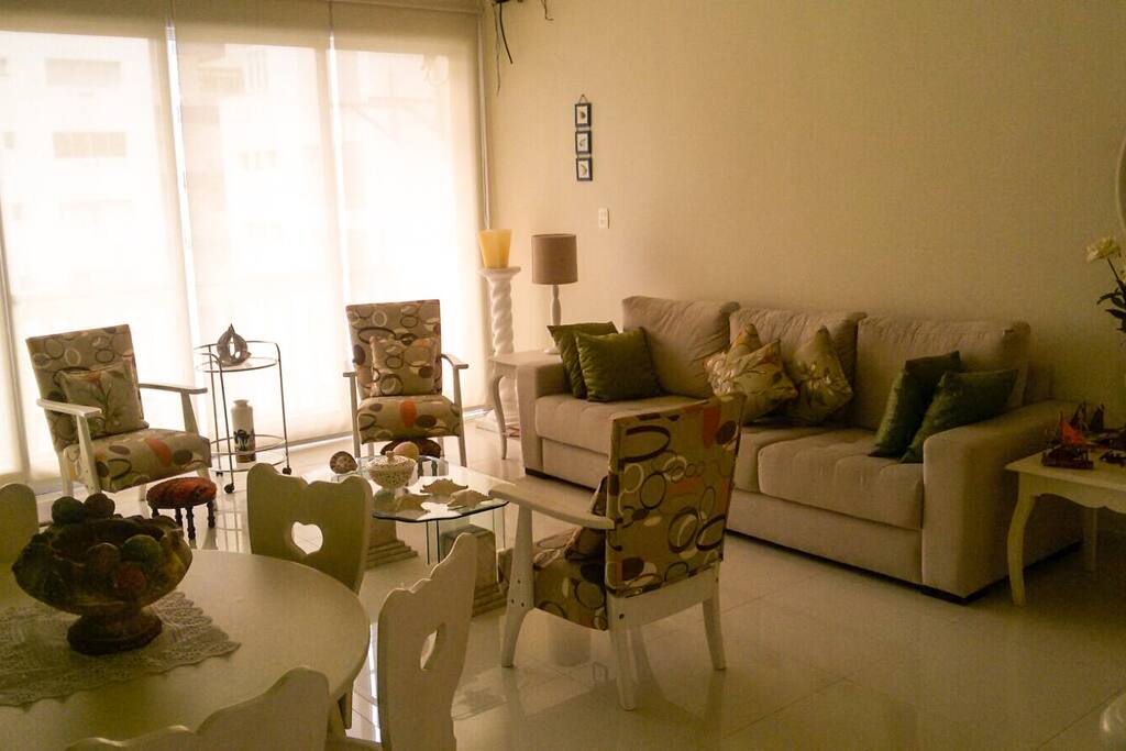 Sala de estar com TV LCD, TV a cabo e ar condicionado