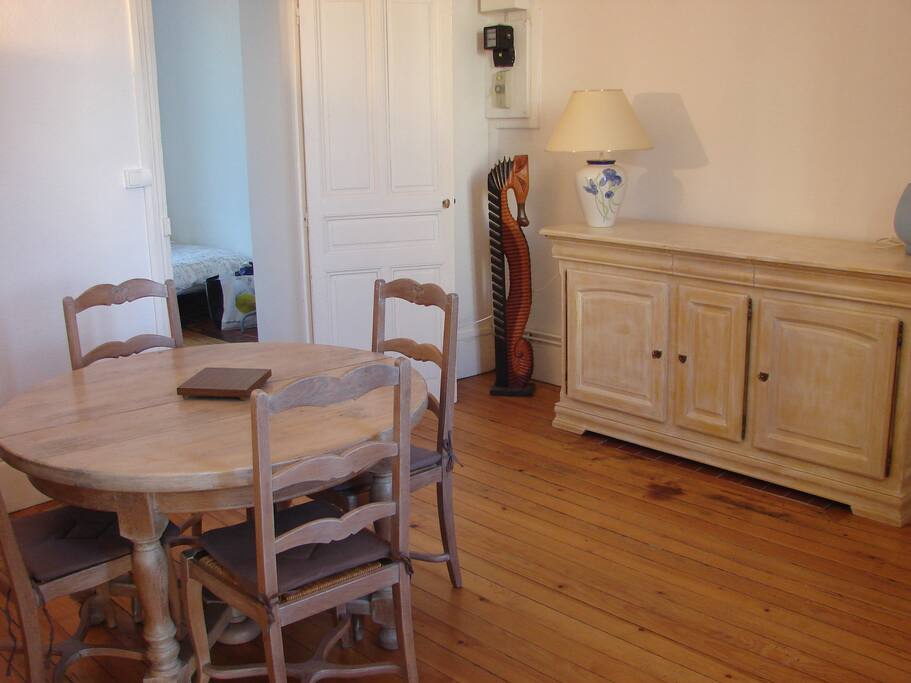 Salle commune, parquet, meubles chaleureux