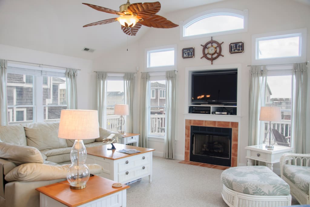 OW17: Mama Burt's | Top Level Living Area