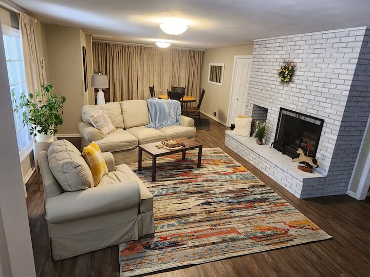 Charming Suite Off West Broadway - Columbia, MO