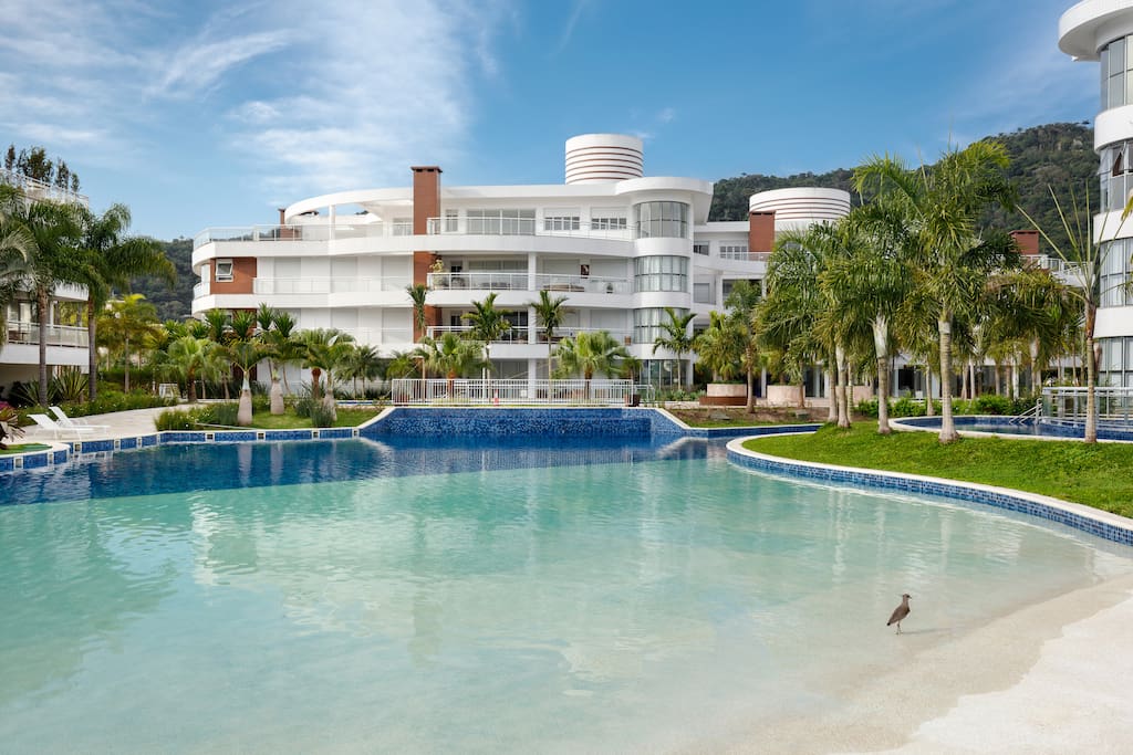 Piscina com borda praia