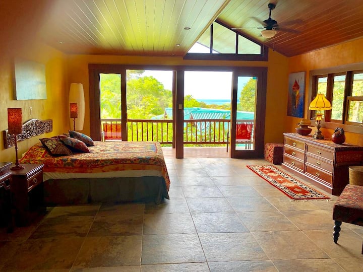 Nuestros alojamientos de lujo están llenos de toques personales. Todos los dormitorios y suites tienen ventiladores de techo, y siete de los ocho tienen aire acondicionado. 