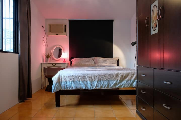 Cómodo dormitorio con aire acondicionado, calentador y 2 armarios grandes.
