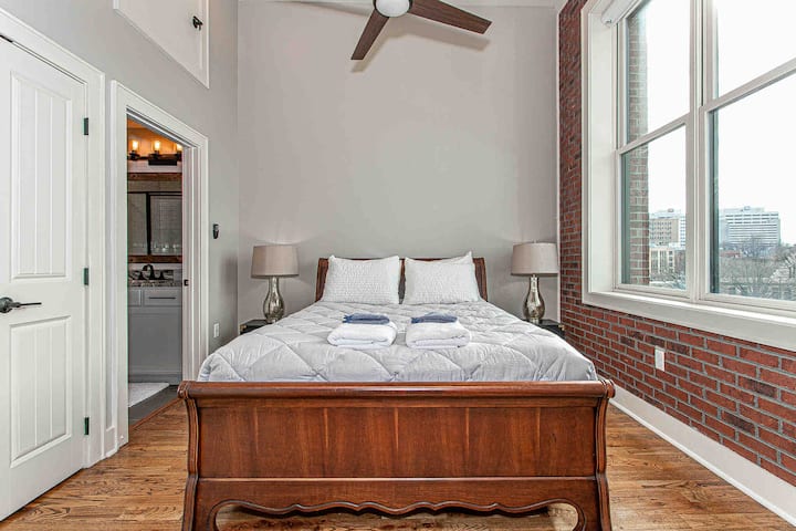 令人印象深刻的宽敞标准双人床卧室，配有大窗户和城市景观！