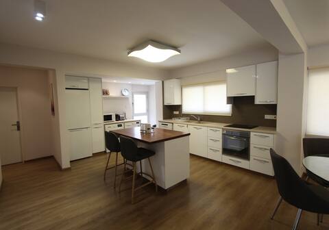 2 Bedroom Apt close to beach & 5 min from Marina