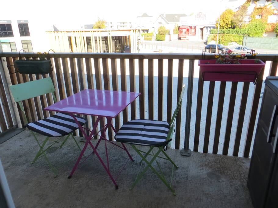 Grande terrasse avec salon de jardin