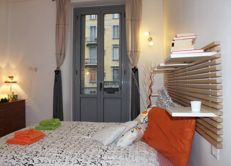 Letto matrimoniale comodo e spazioso con affaccio su Viale Monza con Balcone.