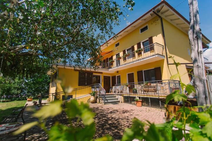 B&B Antiche Pietre incastonato tra laghi e monti