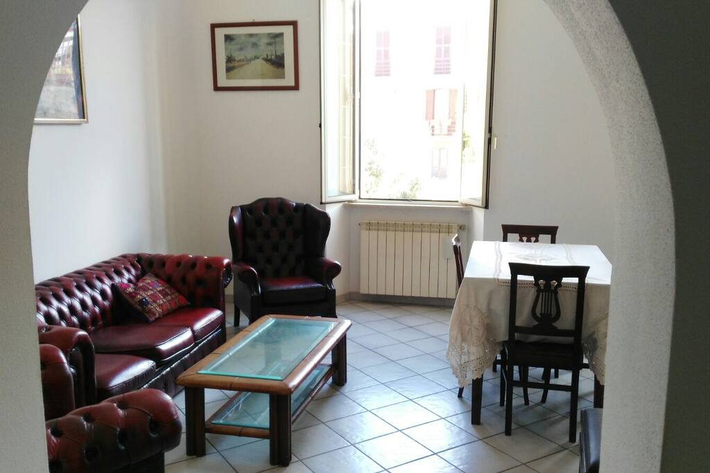Veduta arco ingresso e salotto