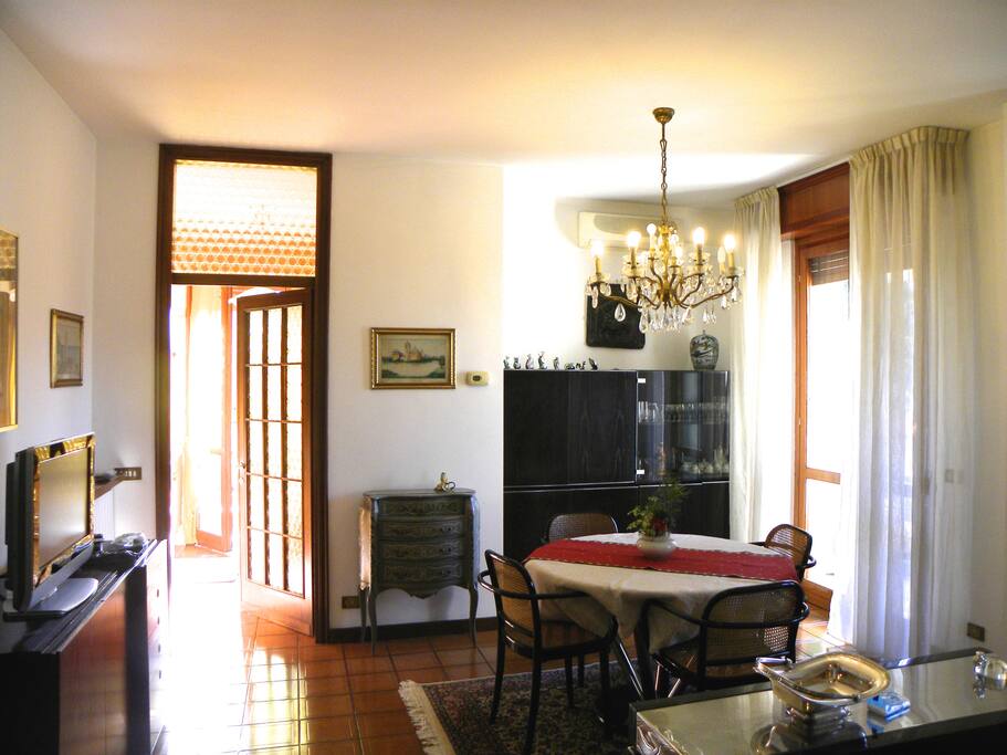 La zona pranzo con il tavolo rotondo e la TV
